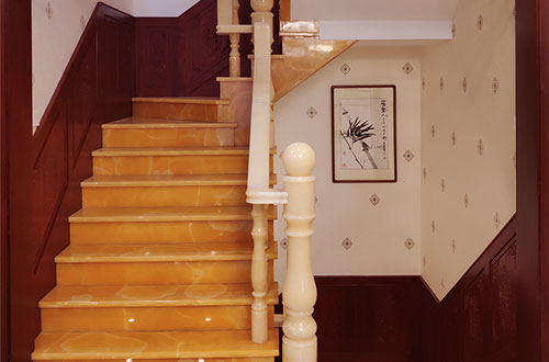 六安中式别墅室内汉白玉石楼梯的定制安装装饰效果